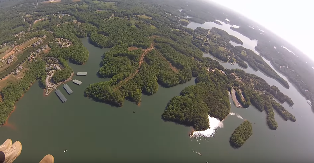 Ở trên cao, rất khó xác định chính xác khoảng cách giữa mình và mặt nước nếu như không có các vật mốc xung quanh như nhà cửa, cây cối hoặc thuyền bè để đánh dấu. Nguồn ảnh: Berner.