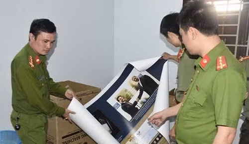 Lực lượng công an thu giữ nhiều tài liệu của “Hội Thánh Đức Chúa Trời”. Ảnh: Công an Thanh Hóa.