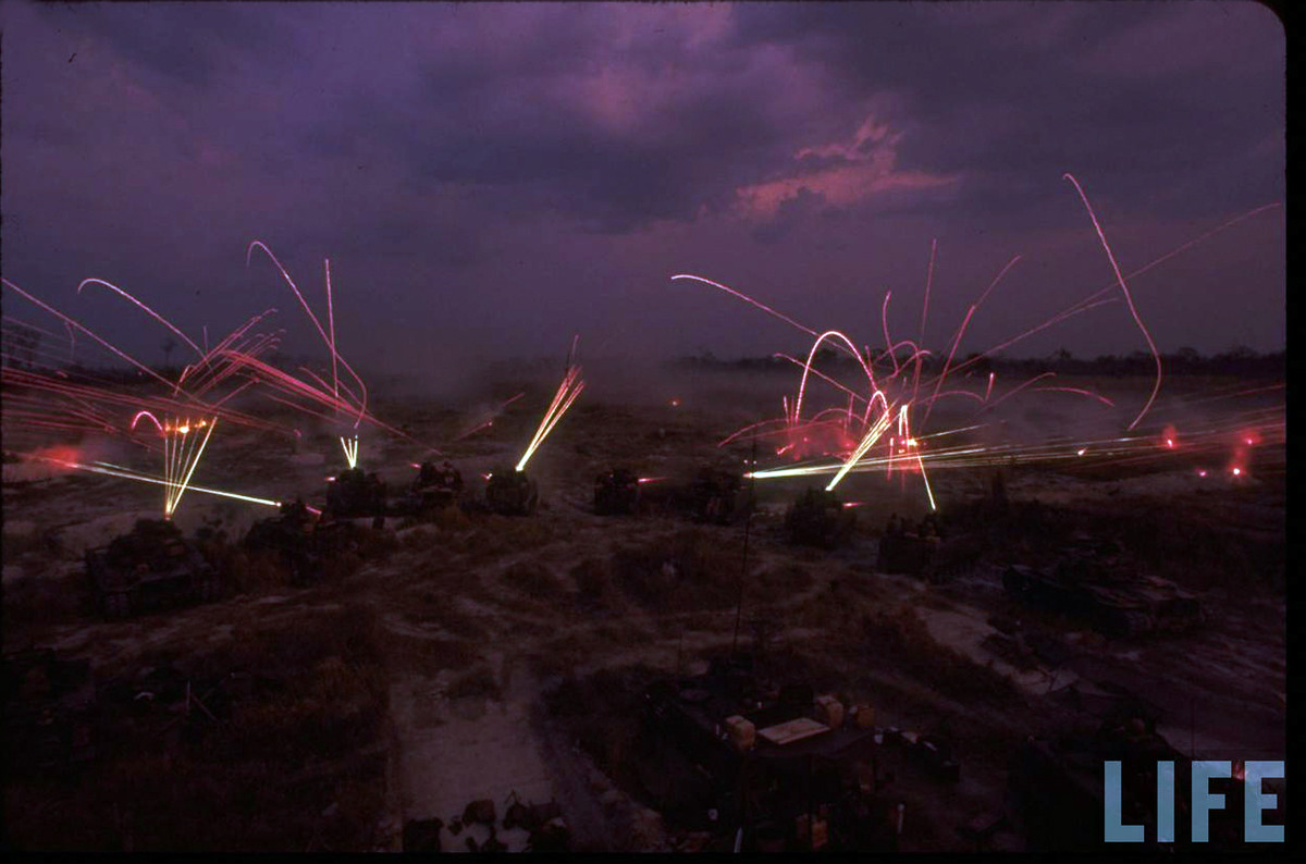 Kèm theo thiệt hại về nhân mạng là thiệt hại về phương tiện chiến đấu của Mỹ, bao gồm 3 xe tăng, 21 xe thiết giáp, 5 khẩu pháo và 11 xe tải bị phá hủy. Kèm theo đó là 54 xe tăng, 86 thiết giáp, 6 pháo và 17 xe tải bị hư hỏng nặng. Nguồn ảnh: Life.