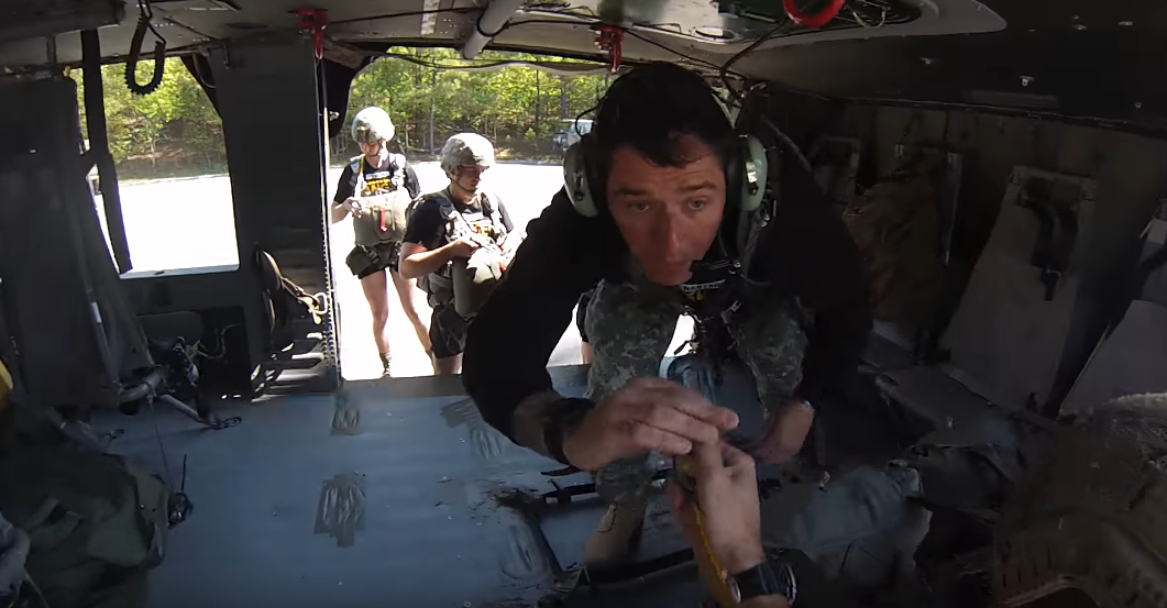 Quân trang khi tham gia huấn luyện nhảy dù xuống nước của lính biệt kích có phần khá đơn giản chỉ với một bộ đồ bó sát và không mang theo vũ khí. Nguồn ảnh: Berner.