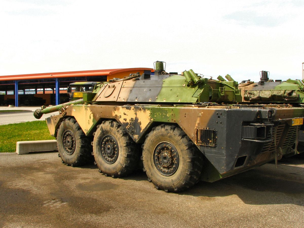 Tuy nhiên, chiếc xe thiết giáp chống tăng này lại có khả năng tăng tốc lên tối đa tới 85 km/h, ở địa hình xấu, AMX-10RC có khả năng di chuyển với tôc độ tối đa khoảng 30 km/h và có dự trữ hành trình khoảng 800 km. Nguồn ảnh: Armo.