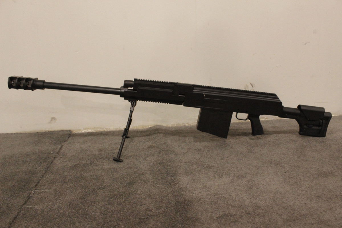 Súng được trang bị các rãnh kỹ thuật để gắn thêm thiết bị hỗ trợ bên ngoài. Điểm kỳ lạ là thiết kế của khẩu AK-50 lại cho phép người sử dụng gắn được phụ kiện lên nóc hộp khóa nòng - một vị trí thường được xem là thiếu ổn định trên những khẩu AK nguyên bản. Nguồn ảnh: Rifle.