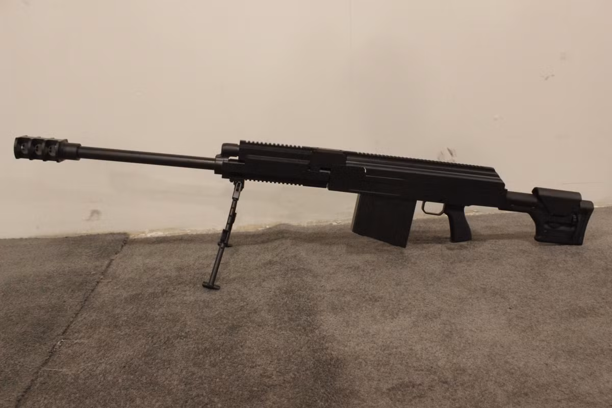 Súng được trang bị các rãnh kỹ thuật để gắn thêm thiết bị hỗ trợ bên ngoài. Điểm kỳ lạ là thiết kế của khẩu AK-50 lại cho phép người sử dụng gắn được phụ kiện lên nóc hộp khóa nòng - một vị trí thường được xem là thiếu ổn định trên những khẩu AK nguyên bản. Nguồn ảnh: Rifle.