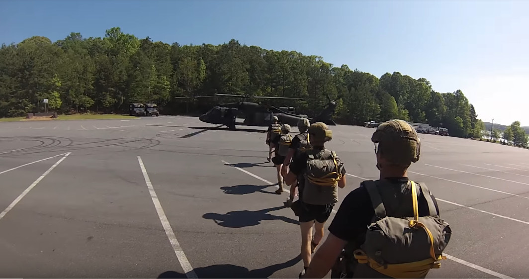 Với những thành viên lực lượng đặc nhiệm Ranger của Quân đội Mỹ, kỹ năng nhảy dù xuống nước là điều cực kỳ quan trọng vì đây sẽ là kỹ năng giúp họ có nhiều khả năng tiếp cận mục tiêu hơn trong thực chiến. Nguồn ảnh: Berner.