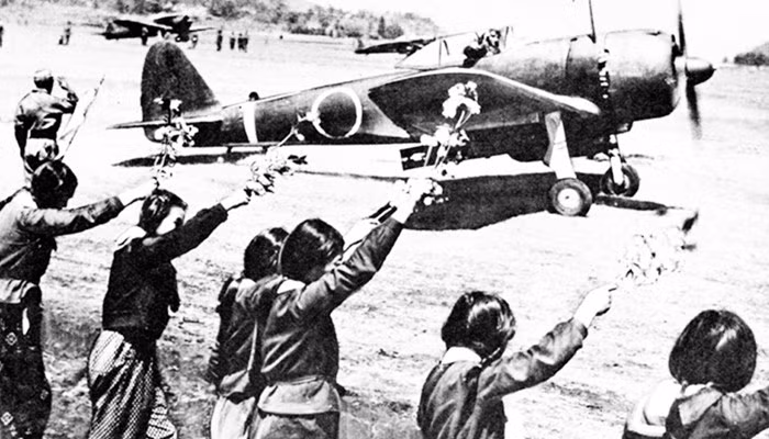 Trong những năm tháng cuối cùng của Chiến tranh Thế giới thứ 2, Không quân Nhật Bản đã sử dụng chiến thuật Kamikaze hay còn gọi là "Thần Phong" cảm tử lao máy bay vào tàu chiến Mỹ nhằm ngăn chặn bước tiến của lực lượng hải quân lớn nhất thế giới. Nguồn ảnh: Archive.