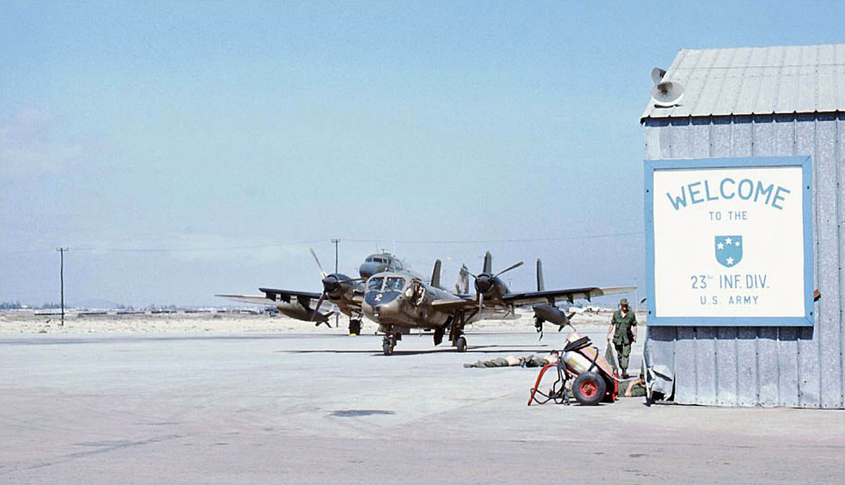 Máy bay do thám - chỉ điểm OV-1 Mohawk tại sân bay Đức Phổ. Đây là loại máy bay chuyên chỉ điểm mục tiêu cho các cường kích cơ bổ nhào thả bom. Nguồn ảnh: Flickr.