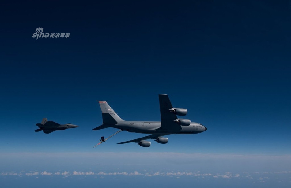 Đây cũng là khâu cực kỳ quan trọng vì nếu bơm nhiên liệu lạnh vào trong máy bay chiến đấu, nó có thể phá vỡ cấu trúc bể chứa nhiên liệu hoặc thậm chí phá vỡ cả cấu trúc máy bay do chênh lệch nhiệt độ đột ngột. Nguồn ảnh: Sina.