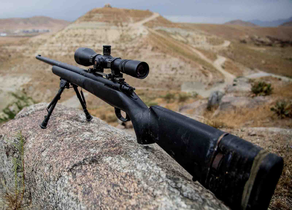 Khẩu súng bắn tỉa này sử dụng cỡ đạn 7,62x51mm chuẩn NATO và là loại súng trường viên một, sau khi bắn mỗi viên xạ thủ phải kéo khóa nòng để lên nòng viên đạn tiếp theo. Hộp tiếp đạn của M24 chỉ có 5 viên nên khẩu súng này có tốc độ bắn khá thấp, chỉ khoảng 20 viên mỗi phút. Nguồn ảnh: Armlist.