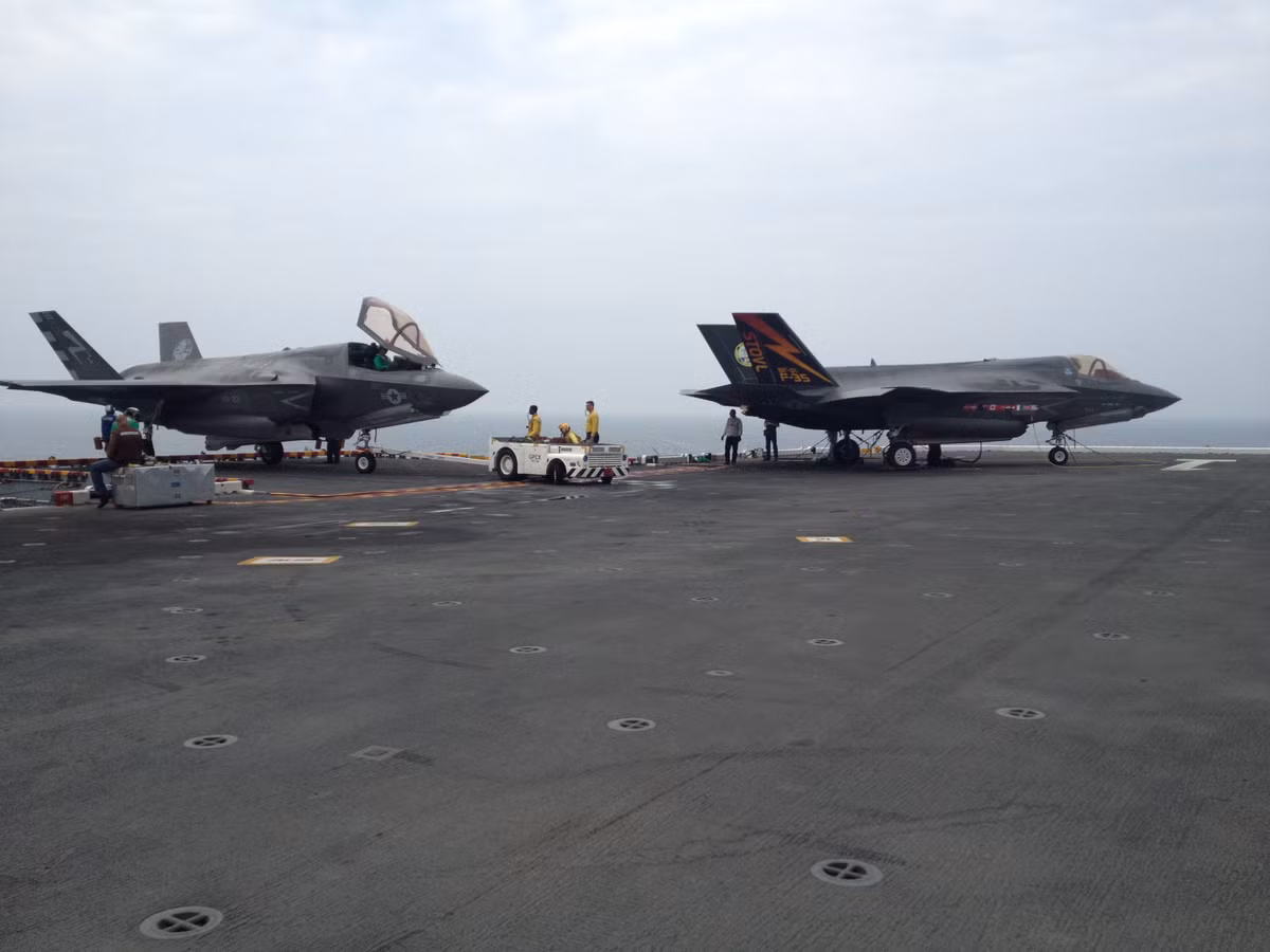 Phía Hải quân Mỹ cho biết, các chiến đấu cơ F-35B với khả năng cất cánh trên đường băng ngắn và hạ cánh thẳng đứng hoàn toàn phù hợp với việc được triển khai trên các tàu đổ bộ tấn công của nước này. Nguồn ảnh: Lunch.