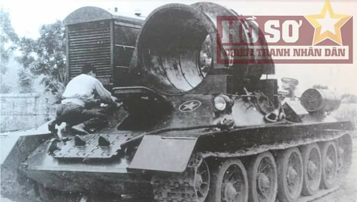 Hệ thống phá mìn được đặt trên khung gầm xe tăng T-34, đây là thiết bị sử dụng sóng sung kích có tần số cao, gây rung động trong một khu vực có diện tích khoảng vài trăm mét vuông, khiến các loại mìn bộ binh, mình cóc, mìn lá tự kích nổ. Tuy nhiên, loại phương tiện này lại không kích nổ được mìn chống tăng. Nguồn ảnh: Chientranhnhandan.