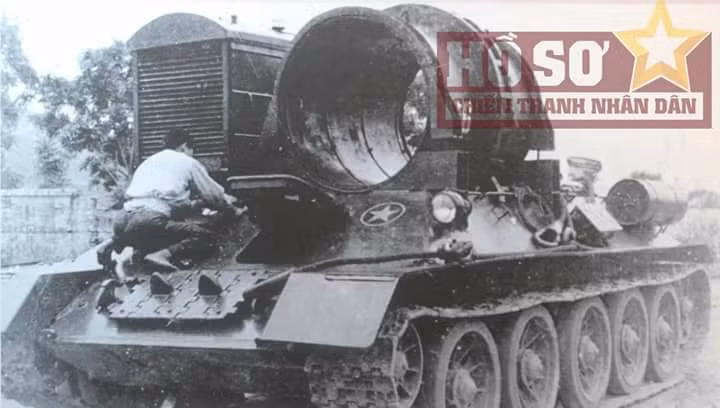 Hệ thống phá mìn được đặt trên khung gầm xe tăng T-34, đây là thiết bị sử dụng sóng sung kích có tần số cao, gây rung động trong một khu vực có diện tích khoảng vài trăm mét vuông, khiến các loại mìn bộ binh, mình cóc, mìn lá tự kích nổ. Tuy nhiên, loại phương tiện này lại không kích nổ được mìn chống tăng. Nguồn ảnh: Chientranhnhandan.
