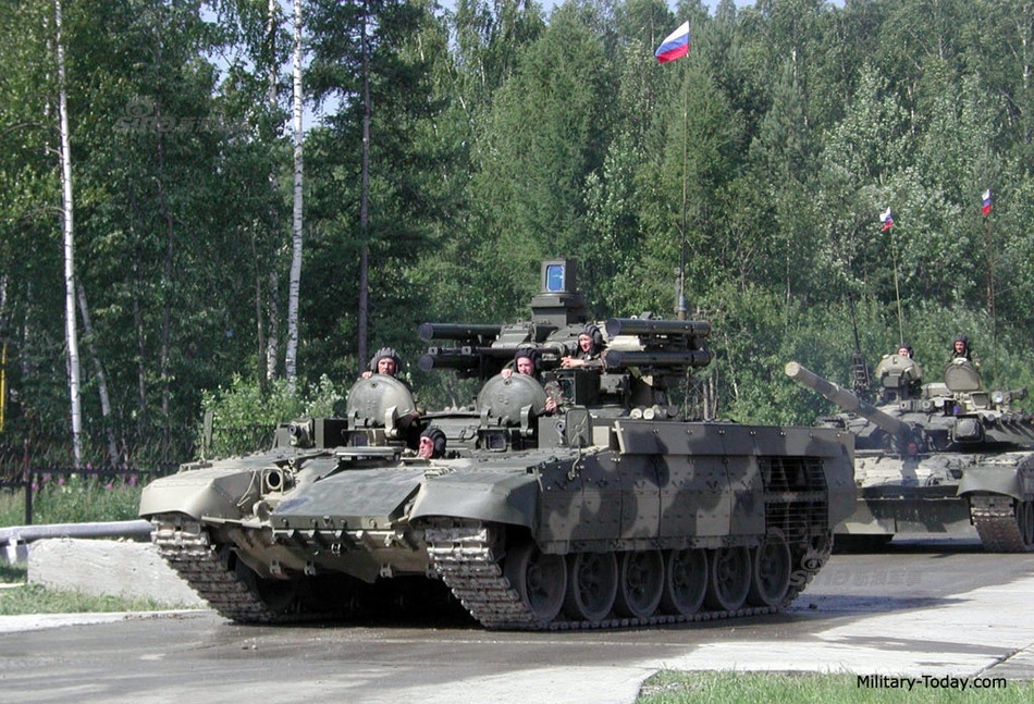 Hệ thống máy tính của xe chiến đấu hỗ trợ tăng BMPT có khả năng điều khiển hoat lực tốt trong bất kể điều kiện thời tiết nào và ngày hoặc đêm, thậm chí, BMPT còn có thể khai hỏa chính xác ngay cả khi đang di chuyển với tốc độ cao. Nguồn ảnh: Sina.