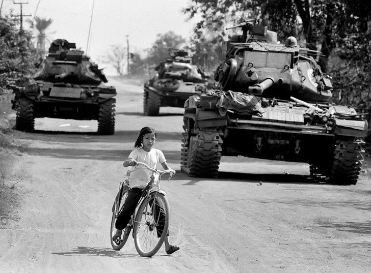 Trong khoảng thời gian từ năm 1964 tới năm 1972, Mỹ và quân đội ngụy Sài Gòn đã sử dụng một số lượng lớn các loại xe tăng M41 Walker Bulldog trên chiến trường Việt Nam. Tuy vậy hỏa lực của loại xe tăng này với nòng pháo 76mm rõ ràng là không đủ để Mỹ có thể đạt được bất kỳ một lợi thế nào trên chiến trường. Nguồn ảnh: Flickr.