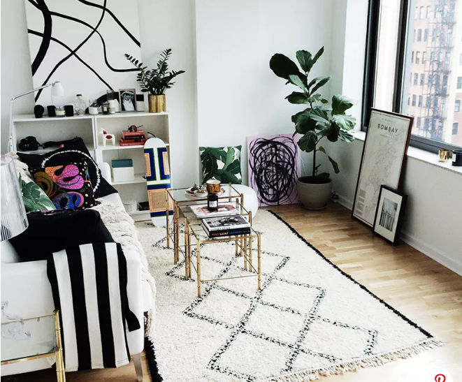 Bạn nên đặt ghế ngồi hoặc gương đối diện cửa sổ để giúp không gian thoáng, rộng mở hơn bội phần.