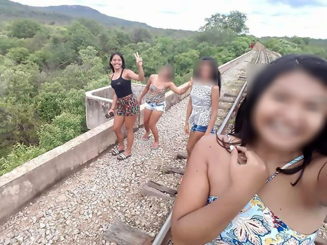 3 cô gái phía sau bị rơi xuống trong lúc đang selfie vì một phần cây cầu đổ sập.