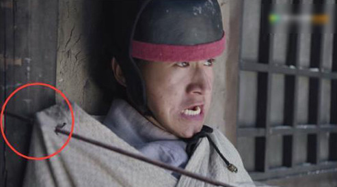 "Tam Quốc cơ mật" được chuyển thể từ tiểu thuyết cùng tên của nhà văn Mã Bá Dung. Bộ phim được lấy bối cảnh từ thời Tam Quốc, có sự tham gia của Đổng Khiết, Đổng Tuyền, Mã Thiên Vũ, Hàn Đông Quân... được nhiều khán giả khen ngợi. Tuy vậy, phim không tránh khỏi những "cái sai". Đoạn đầu phim có cảnh mũi tên xuyên qua áo tên cướp và găm vào cánh cửa...