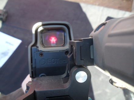 Điểm mạnh của thiết bị này đó là được thiết kế để tác chiến tốt ở khoảng cách trung bình và gần. Tuy nhiên điểm yếu chí tử của nó là ở khoảng cách gần, kính ngắm red dot có trường nhìn quá hẹp, kèm theo đó là chiếc kính ngắm 2x khi được gạt sang bên sẽ che đi một phần lớn góc nhìn của xạ thủ ở phía bên tay phải. Nguồn ảnh: EOTech.