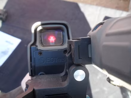 Điểm mạnh của thiết bị này đó là được thiết kế để tác chiến tốt ở khoảng cách trung bình và gần. Tuy nhiên điểm yếu chí tử của nó là ở khoảng cách gần, kính ngắm red dot có trường nhìn quá hẹp, kèm theo đó là chiếc kính ngắm 2x khi được gạt sang bên sẽ che đi một phần lớn góc nhìn của xạ thủ ở phía bên tay phải. Nguồn ảnh: EOTech.