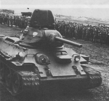 Không chỉ rẻ, T-34 còn nổi tiếng với thiết kế tối giản. Theo nhiều tài liệu của Liên Xô, mỗi chiếc xe tăng T-34 cần khoảng 3000 giờ làm việc của công nhân trên dây chuyền để hoàn thành. Để tiện so sánh, chiếc xe tăng hạng nặng của Đức là Tiger I có số giờ làm việc là... 55.000 giờ để hoàn thiện. Nguồn ảnh: Pinterest.