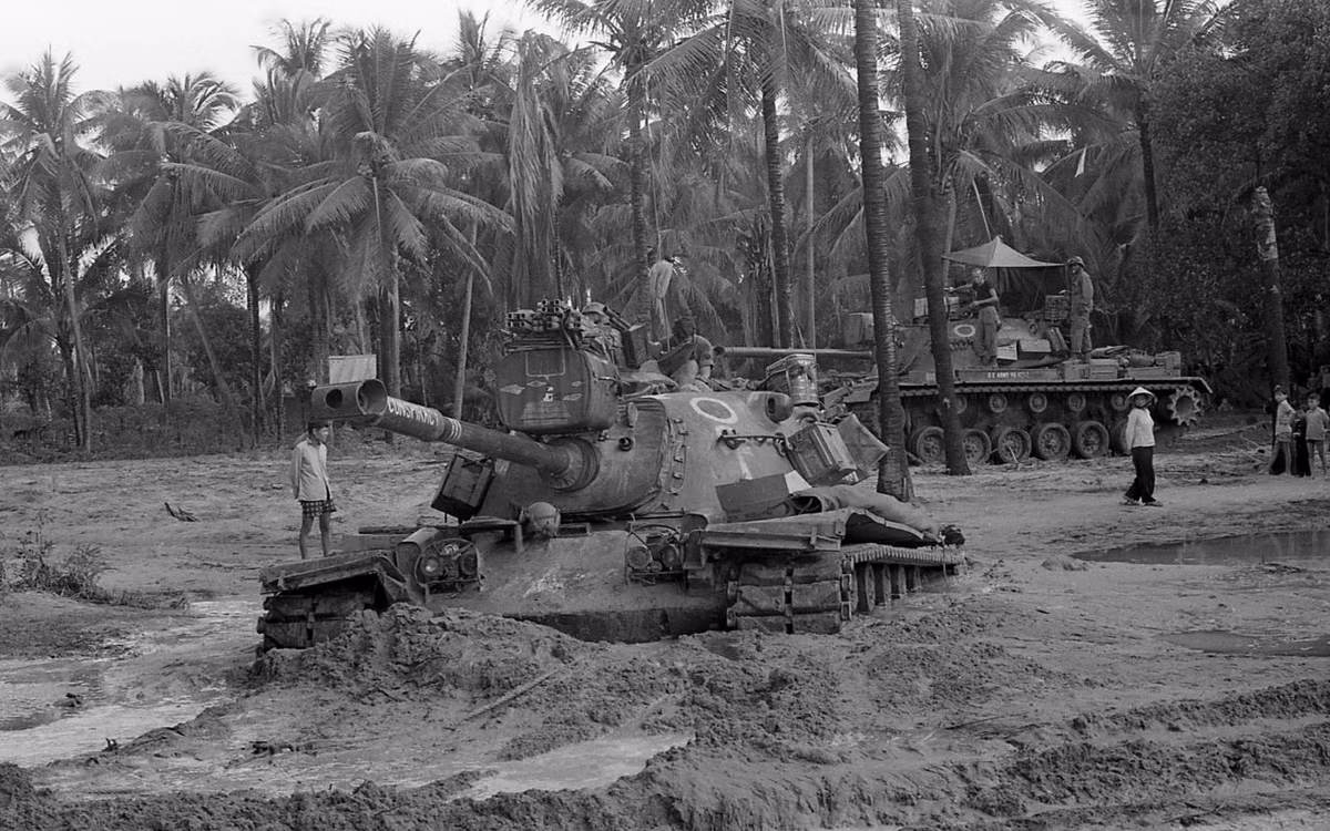 Với các xe tăng PT-76 và thiết giáp chở quân BTR-50, quân giải phóng đã tiêu diệt được 2 chiếc M48 của Mỹ, tỷ lệ thương vong hai bên là 1:1 trong khi đó phía ta chủ động tấn công. Điều này cho thấy, hỏa lực và giáp của chiếc M48 dù được xếp vào loại xe tăng hạng trung cũng chỉ có thể đối đầu được với những xe tăng hạng nhẹ PT-76 chứ khó có thể "sánh vai" được với các loại xe tăng chủ lực T-54/55 hay Type 59 của ta. Nguồn ảnh: Flickr.