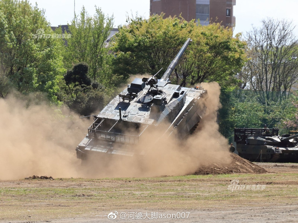 Khả năng cơ động tuyệt vời của Type 10 khiến nhiều người còn phải nghi ngờ việc chiếc xe tăng này phải chăng có độ cơ động tốt hơn cả T-90 và M1 Abrams, nhất là sau những màn trình diễn vượt dốc có "1-0-2" của chiếc xe tăng này. Nguồn ảnh: Sina.
