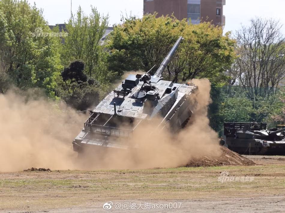 Khả năng cơ động tuyệt vời của Type 10 khiến nhiều người còn phải nghi ngờ việc chiếc xe tăng này phải chăng có độ cơ động tốt hơn cả T-90 và M1 Abrams, nhất là sau những màn trình diễn vượt dốc có "1-0-2" của chiếc xe tăng này. Nguồn ảnh: Sina.