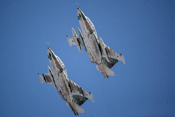 Su-25 bay trình diễn theo đội hình trên sân bay Kubinka ở ngoại ô Moscow. Nguồn ảnh: TASS.