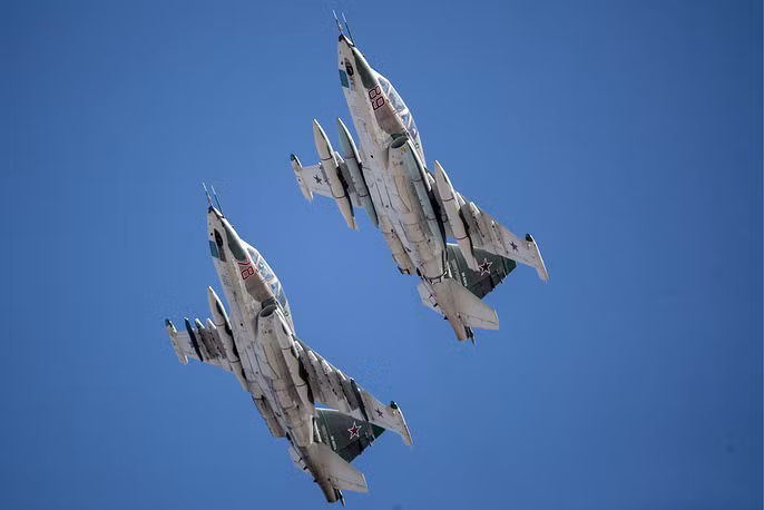 Su-25 bay trình diễn theo đội hình trên sân bay Kubinka ở ngoại ô Moscow. Nguồn ảnh: TASS.