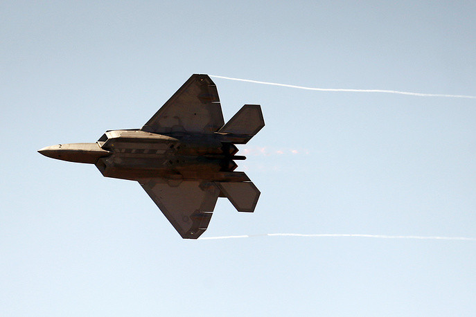 Chiến đấu cơ thế hệ năm nổi tiếng của Mỹ chiếc F-22 Raptor trình diễn khả năng bay của mình tại triển lãm hàng không FIDAE-2018. Nguồn ảnh: TASS.