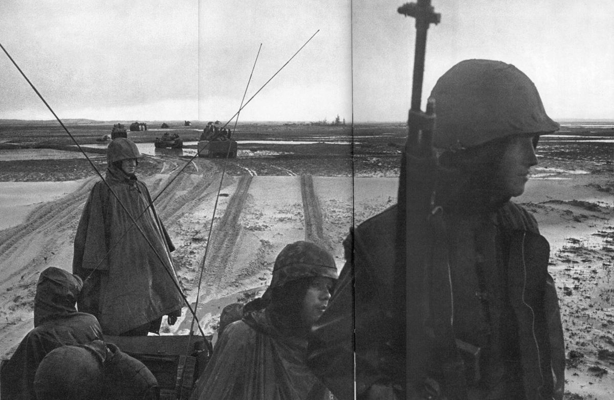 Xạ thủ của LVTP-5 chịu nhiệm vụ điều khiển khẩu súng máy cỡ nòng 7,62mm. Ngoài ra, ở phiên bản sở hữu pháo 105 mm thì trưởng xe còn có trách nhiệm điều khiển luôn cả hỏa lực chính này. Nguồn ảnh: Flickr.