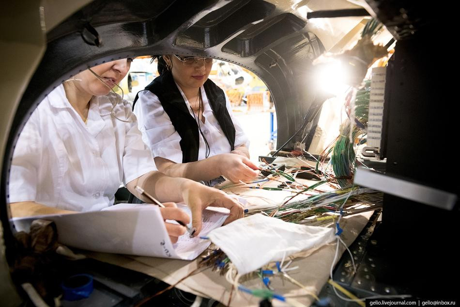Trong nhà máy có không ít các nữ nhân viên thực hiện việc kiểm tra hoặc lắp đặt hệ thống điện trên máy bay - một công việc nhàn chán nhưng đòi hỏi độ chính xác và tỉ mỉ rất cao. Nguồn ảnh: Livejounal.
