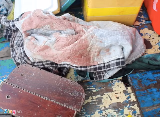 Chiếc áo dính máu được cảnh sát tìm thấy trên đò. Ảnh: Minh Anh.