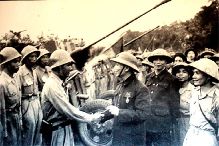 Những khẩu cao xạ 37mm này được Trung Quốc viện trợ cho Việt Nam, ban đầu được biên chế thành 6 tiểu đoàn. Ngày thành lập Trung đoàn Pháo cao xạ 367 cũng được chọn là ngày thành lập binh chủng Pháo binh - binh chủng đầu tiên của Quân chủng Phòng không-Không quân Việt Nam. Nguồn ảnh: QĐND.