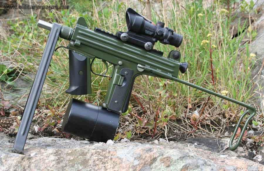 Được thiết kế với hộp tiếp đạn có cơ số lên tới 100 viên, khẩu tiểu liên này thậm chí còn phải sử dụng chân đế để giúp xạ thủ ổn định đường bắn và nó thậm chí có thể gắn được kèm kính ngắm có độ phóng đại x4 để bắn ở khoảng cách xa. Nguồn ảnh: Rifle.