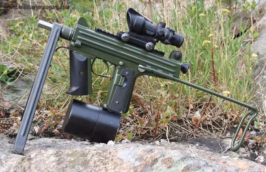 Được thiết kế với hộp tiếp đạn có cơ số lên tới 100 viên, khẩu tiểu liên này thậm chí còn phải sử dụng chân đế để giúp xạ thủ ổn định đường bắn và nó thậm chí có thể gắn được kèm kính ngắm có độ phóng đại x4 để bắn ở khoảng cách xa. Nguồn ảnh: Rifle.