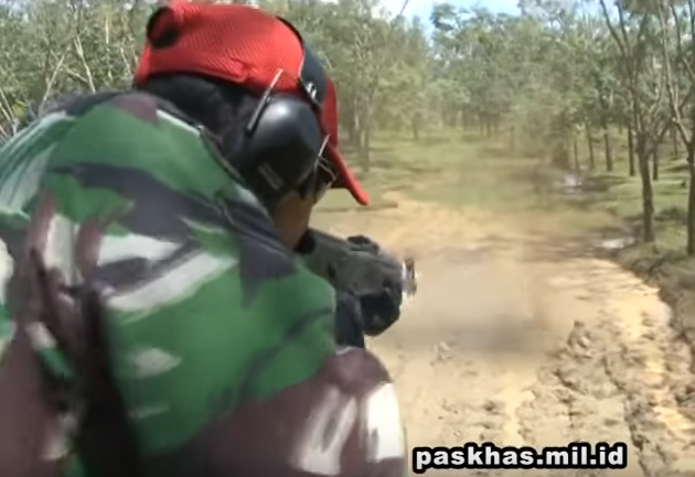 Người sĩ quan chỉ huy sử dụng súng trường tấn công AK-47 và đạn thật bắn từ khoảng cách rất gần. Nguồn ảnh: Paskhas.