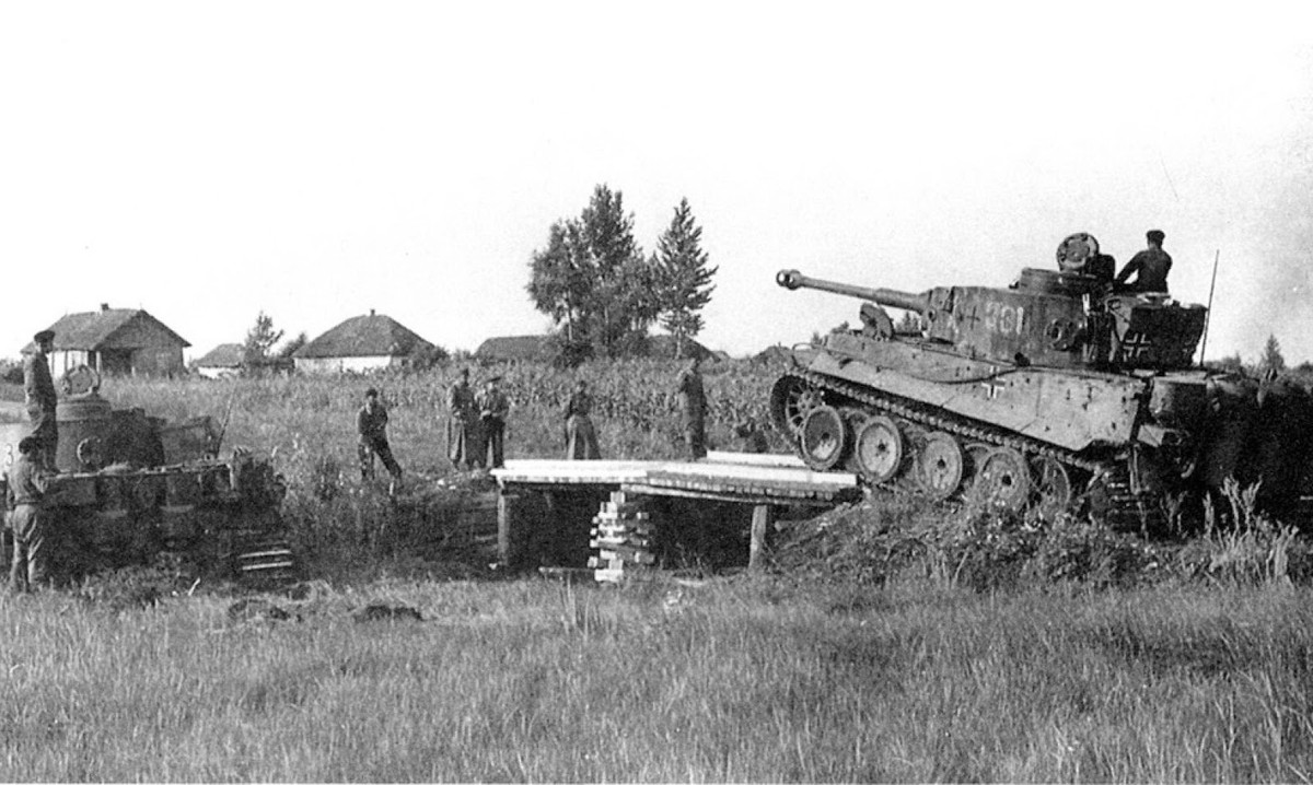 Phần lớn các xe tăng Tiger được phía Liên Xô thu được của Đức luôn ở trong tình trạng hỏng hóc, không thể di chuyển được và cũng đã bị quân Đức tự phá hủy để khỏi rơi vào tay đối phương. Nguồn ảnh: Tigertanks.