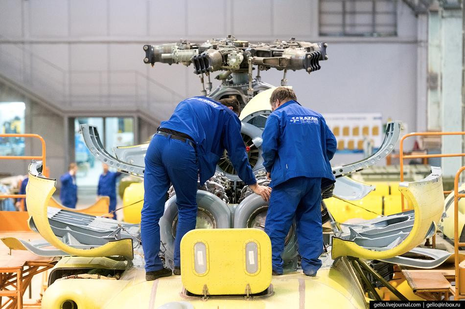 Do trong thời bình, nhu cầu trực thăng là không cao nên quá trình lắp ráp được thực hiện bằng tay là chủ yếu thay vì có hẳn một dây chuyền riêng biệt tự động cho mỗi loại trực thăng. Nguồn ảnh: Livejounal.