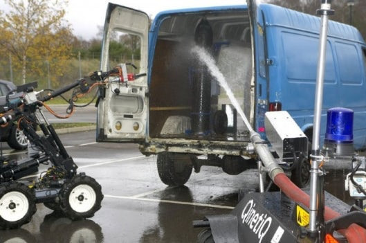 9. Robot cứu hỏa QinetiQ: Con robot chữa cháy nhỏ gọn này là sản phẩm của công ty công nghệ quốc phòng QinetiQ, nước Anh. Những robot này có nhiệm vụ dập tắt các vụ cháy liên quan đến khí acetylene công nghiệp. Những đám cháy này là mối de dọa với lính cứu hỏa, vì nguy hiểm vẫn rình rập thậm chí sau khi họ dập tắt ngọn lửa. Không chỉ nguy hiểm, những đám cháy kiểu này còn khiến toàn bộ khu vực phải được phong tỏa trong vòng 24 giờ. Với sự hỗ trợ của robot, toàn bộ quá trình chỉ kéo dài chưa đầy ba giờ.