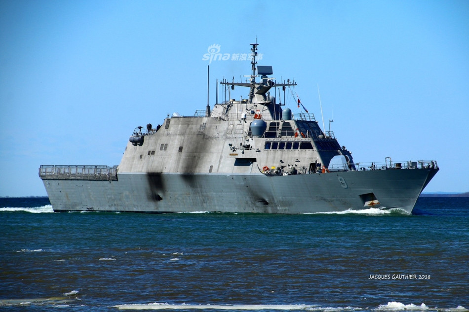 Lý giải cho việc cần tới sự giúp đỡ của các tàu kéo Canada, phía Mỹ cho biết đó là do băng mới chỉ tan một phần, phần lớn cảng Montreal vẫn bị chìm trong băng giá và những tảng băng lớn, rất khó cho tàu chiến đấu ven bờ lớp Freedom này có thể tự thoát được ra ngoài. Nguồn ảnh: Sina.