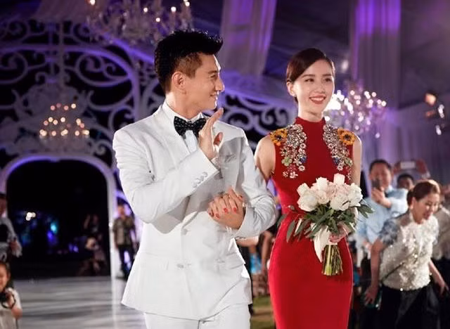 Cặp đôi đã cưới nhau được 3 năm nhưng vẫn chưa có con. Điều này làm dấy lên tin đồn Ngô Kỳ Long bị vô sinh, "bất lực".