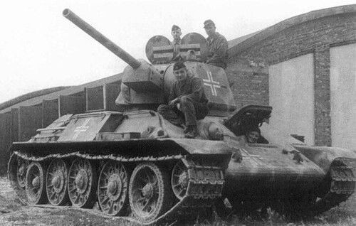Ngoài ra, không thể kể đến công lao của Mỹ đã giúp Liên Xô trong việc tạo ra những chiếc xe tăng này. Cụ thể, phần lớn các dây chuyền khủng nhất của Liên Xô thời Chiến tranh Thế giới thứ 2 đều được thiết kế bởi hãng... Ford - hãng sản xuất ô-tô lớn nhất của Mỹ thời bấy giờ. Nguồn ảnh: Tanker.