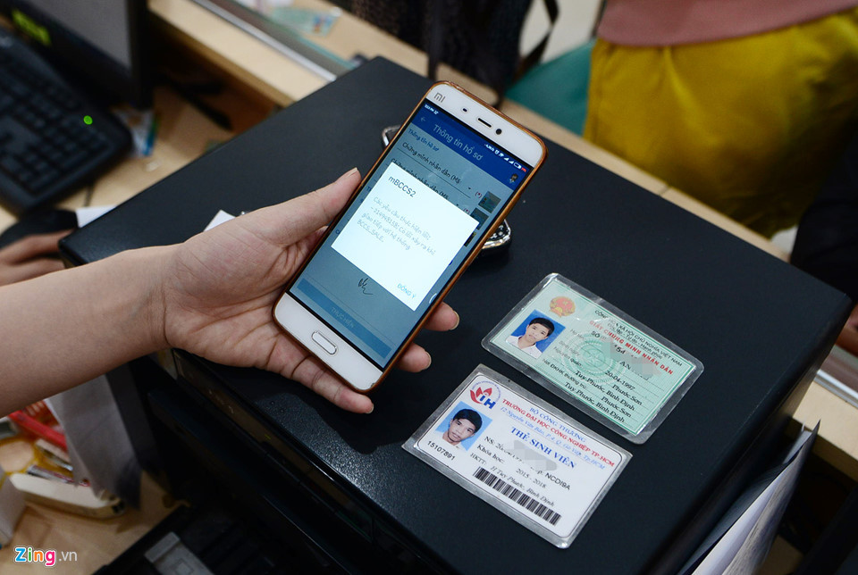 Trước đó, lãnh đạo Bộ TT&amp;TT cho rằng khi chủ thuê bao đã có CMND chính chủ, các nhà mạng có thể linh hoạt lấy hình trên chứng minh (còn trong hạn) sử dụng bổ sung thông tin. Lãnh đạo Bộ cho rằng cần xử lý vấn đề một cách linh động nhưng vẫn phải đảm bảo tuân thủ các quy định của pháp luật.