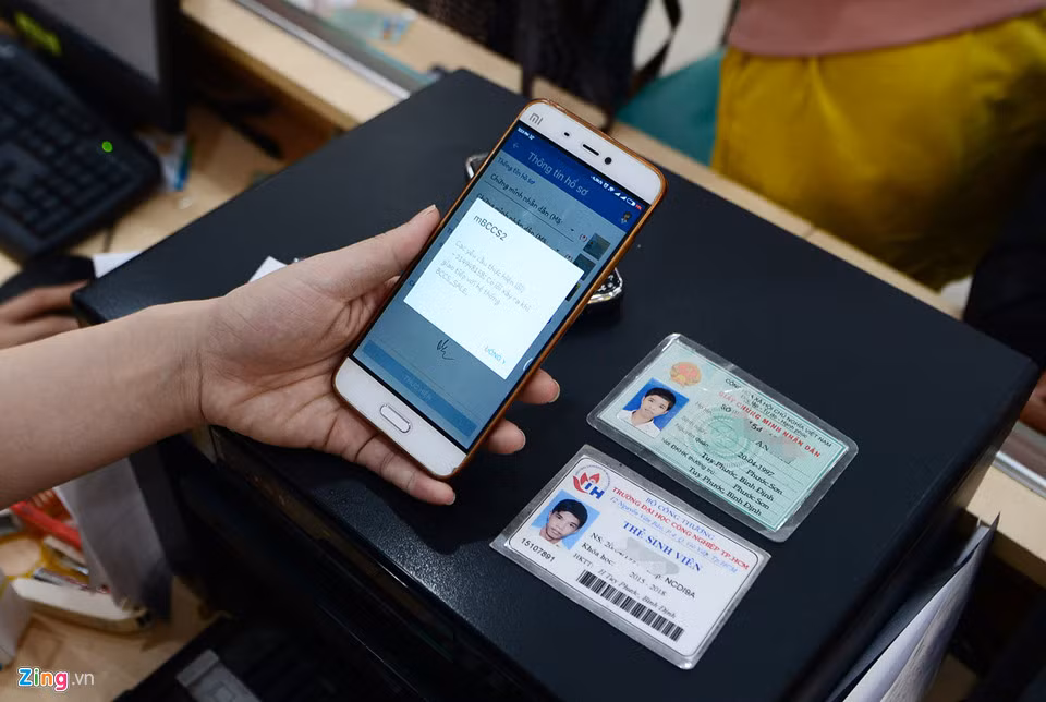 Trước đó, lãnh đạo Bộ TT&amp;TT cho rằng khi chủ thuê bao đã có CMND chính chủ, các nhà mạng có thể linh hoạt lấy hình trên chứng minh (còn trong hạn) sử dụng bổ sung thông tin. Lãnh đạo Bộ cho rằng cần xử lý vấn đề một cách linh động nhưng vẫn phải đảm bảo tuân thủ các quy định của pháp luật.