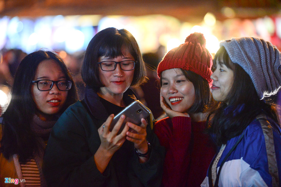 Nhóm bạn sinh viên Đại học Vũng Tàu rủ nhau lên Đà Lạt chơi. Chị Nguyễn Thị Lan một trong 4 sinh viên cho biết họ đặt phòng với giá 600.000 đồng/đêm.