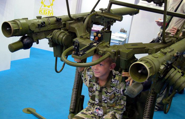 Bên cạnh việc sử dụng như một tổ hợp phòng không di động 9k38 Igla còn có thể được tích vào các tổ hợp phòng không cố định với từ hai cho đến bốn, cho phép trắc thủ có thể tấn công cùng líc nhiều mục tiêu. Nguồn ảnh: Pinterest.