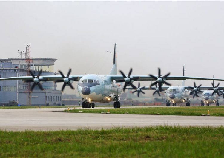 Trung tuần đầu tháng 4 vừa qua, Không quân Trung Quốc đã cho phô diễn một đội hình gồm hàng chục máy bay vận tải Y-9 mới nhất của nước này. Đây là các máy bay vận tải tham gia cuộc tập trận đường không của nước này. Nguồn ảnh: Defence.