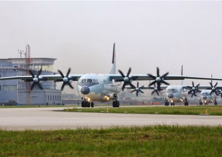 Trung tuần đầu tháng 4 vừa qua, Không quân Trung Quốc đã cho phô diễn một đội hình gồm hàng chục máy bay vận tải Y-9 mới nhất của nước này. Đây là các máy bay vận tải tham gia cuộc tập trận đường không của nước này. Nguồn ảnh: Defence.