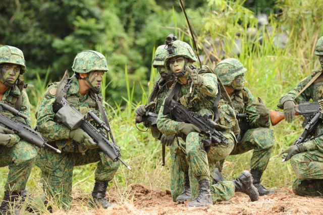 Ấy vậy mà binh lính của Singapore trên hòn đảo này vẫn phải "chen chúc" mỗi khi tập luyện. Trên đảo có tổng cộng 4 trường huấn luyện của quân đội Singapore, bao gồm Lục quân, Thiết giáp, Không quân và Hải quân. Nguồn ảnh: Chinanews.
