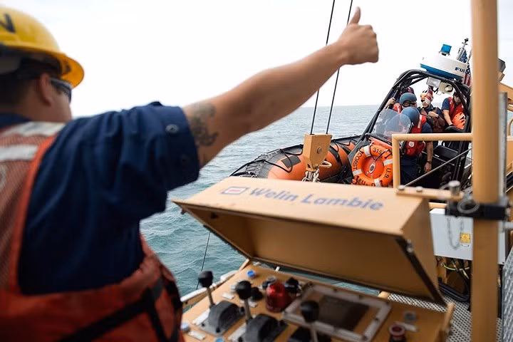 Tuần duyên Mỹ dùng xuống nhỏ để đón các thủy thủ hải quân Mexico tới dự một cuộc họp chung ở vịnh Mexico.